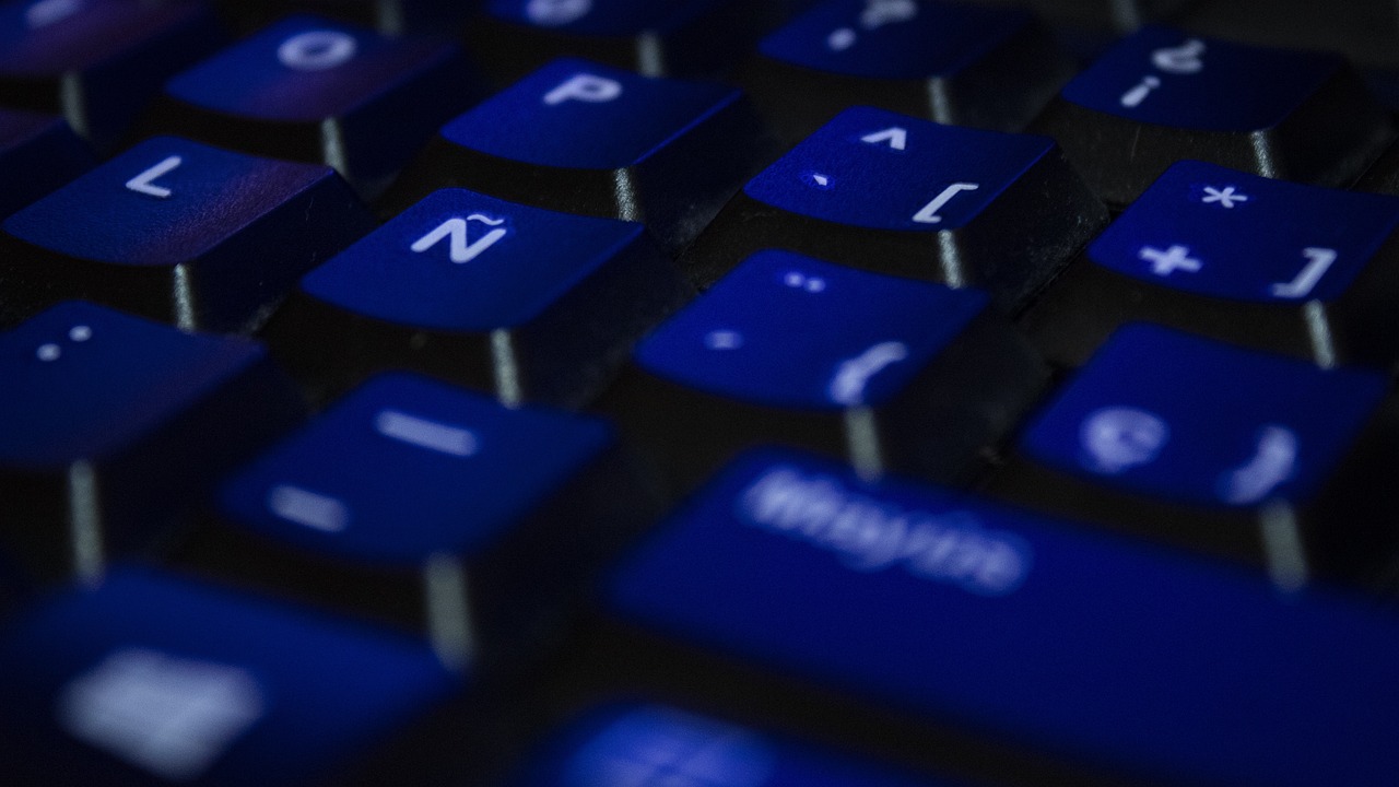 Cum se scrie un caracter apostrof pe tastatură?